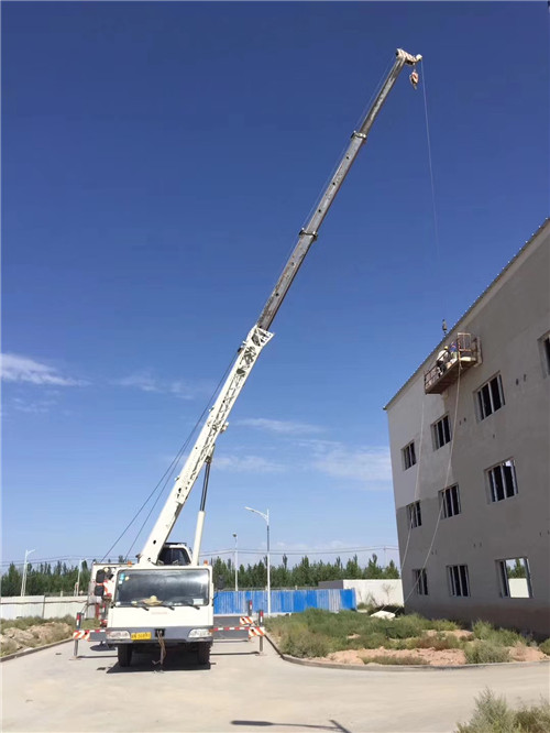 洪洞县“轻装强干”—— 吊车的 “轻量化臂架” 技术